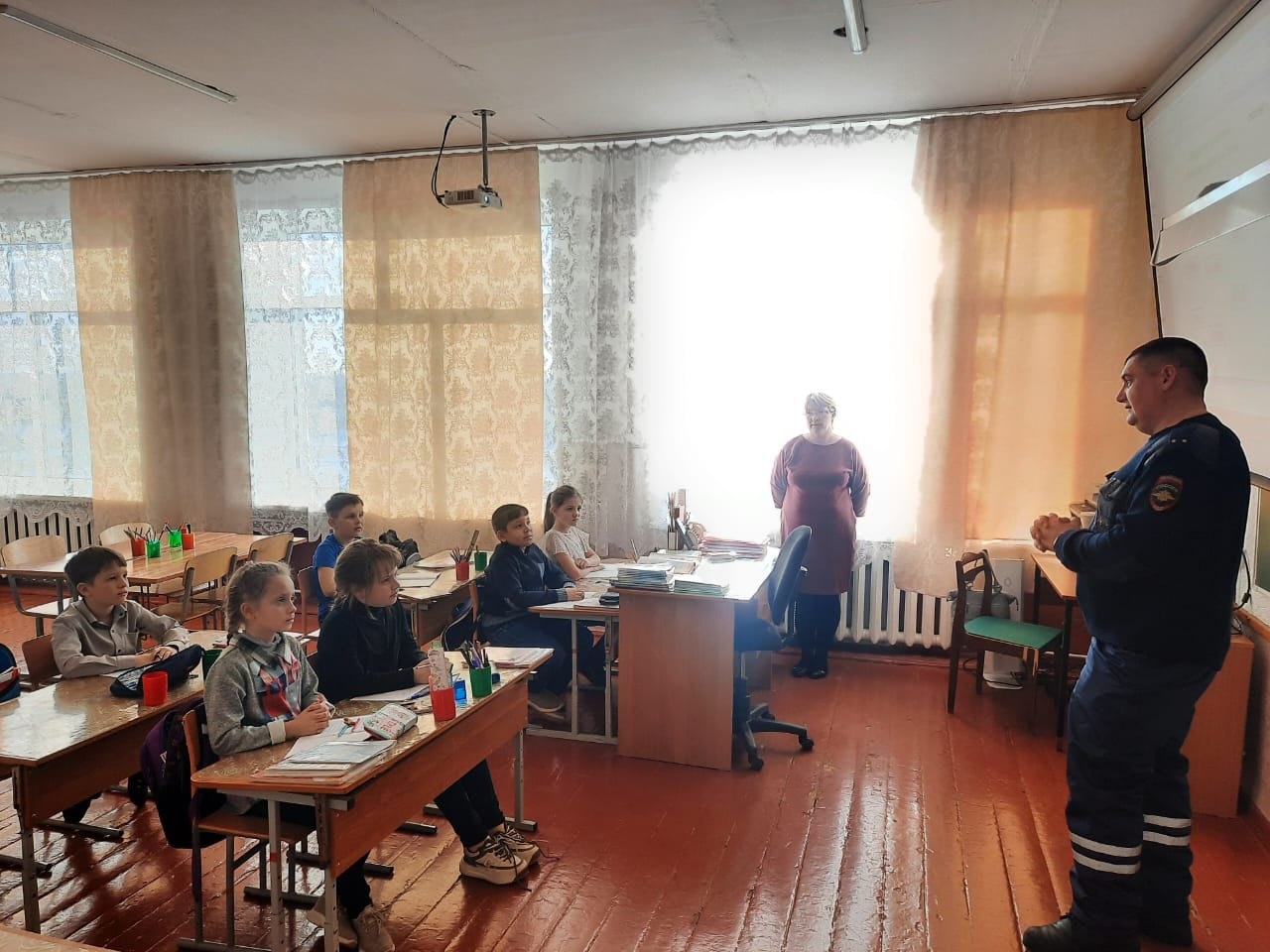 Профилактическая беседа инспектора ГИБДД о правилах дорожного движения состоялась в школе..